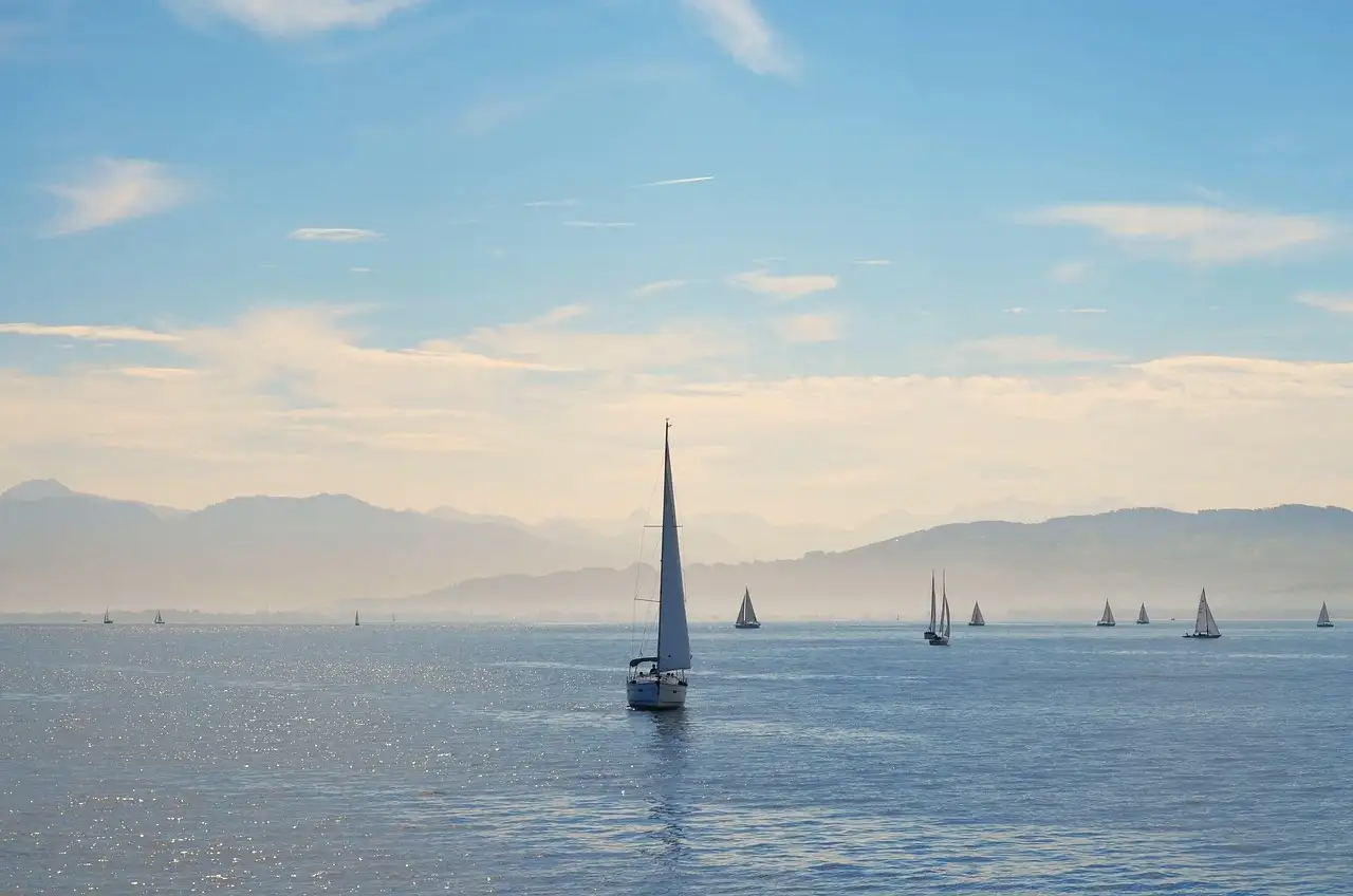Segelboote fahren auf dem Bodensee