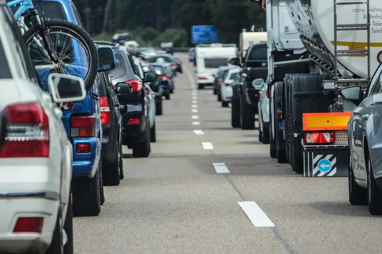 Fahrzeuge stehen auf einer Autobahn hintereinander