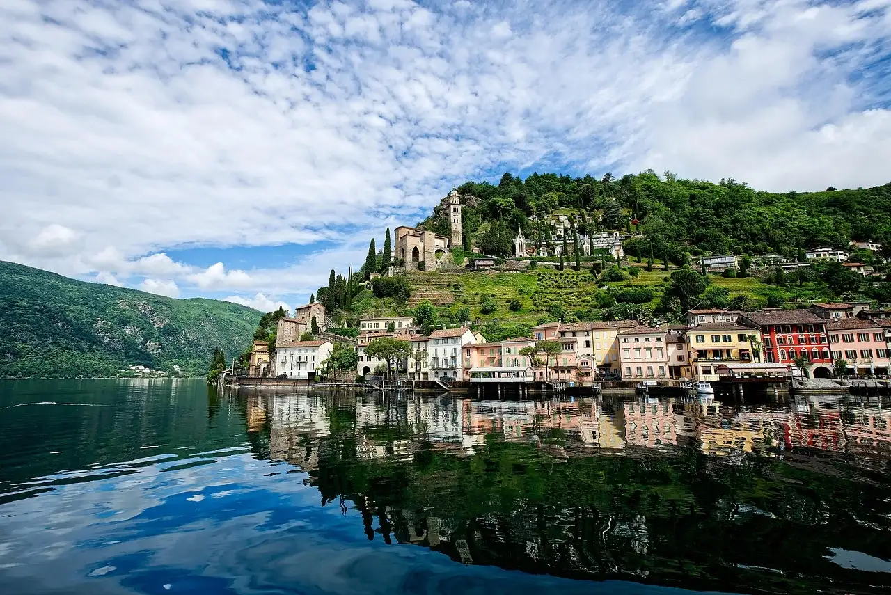 Häuser, die am Wasser in Tessin stehen