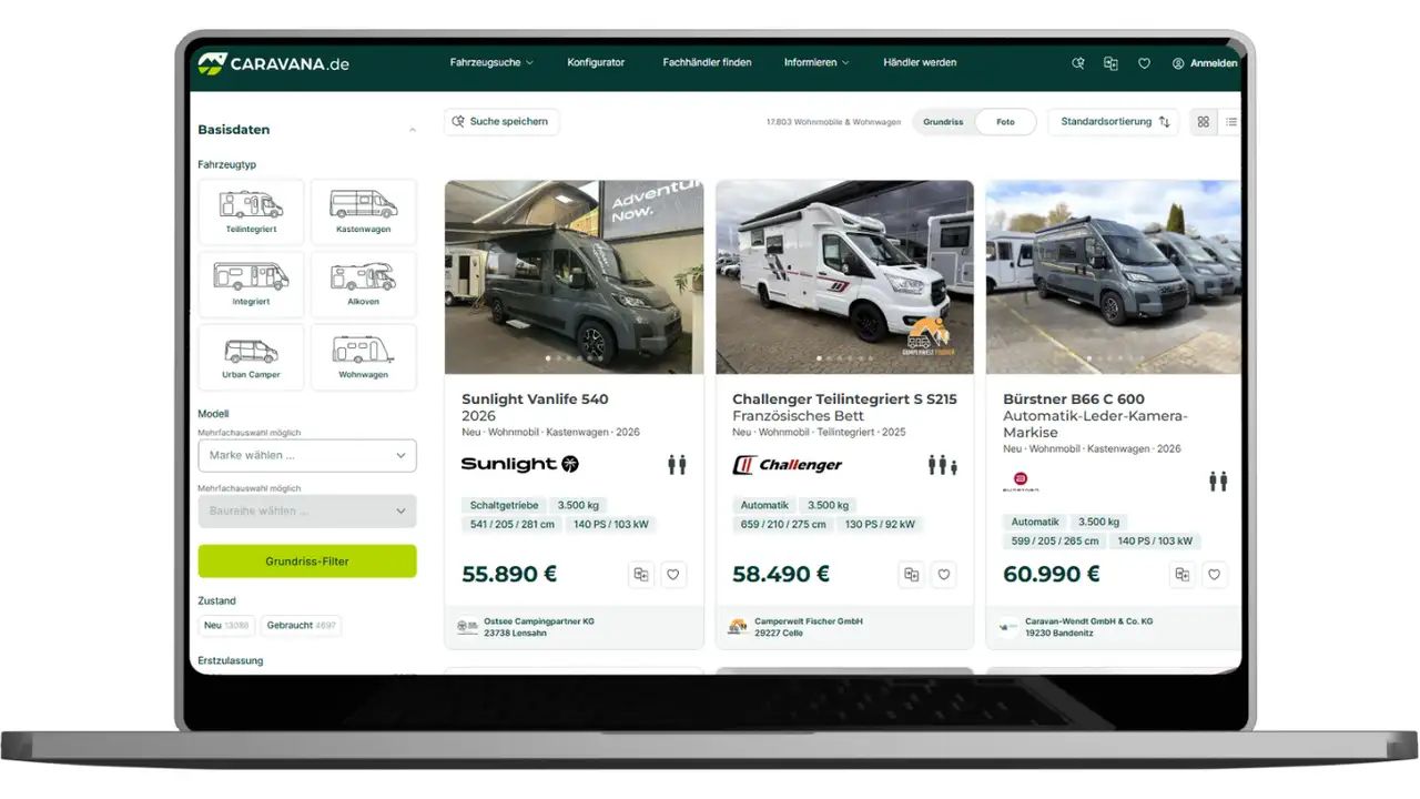 Mockup von einem PC mit einer Webseite auf dem Bildschirm von CARAVANA.de mit Wohnmobilen, Details und Preisen