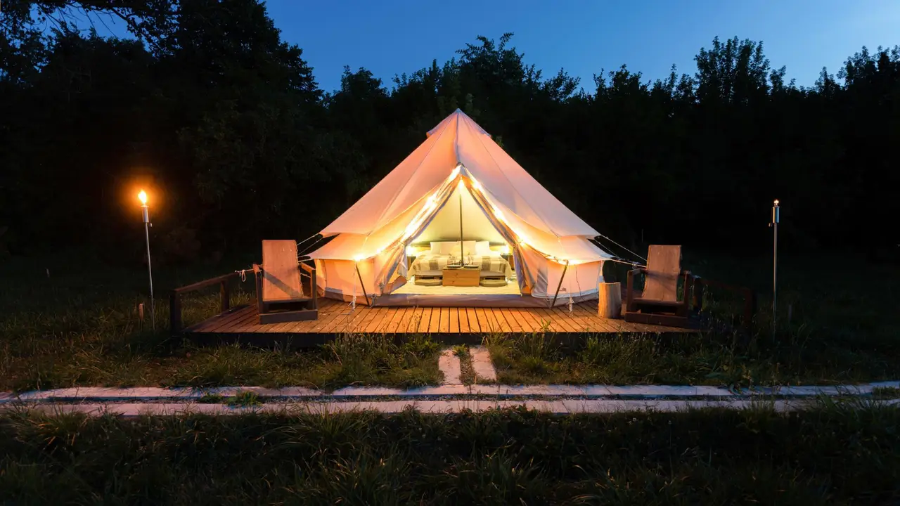 Glamping Zelt ist beleuchtet im Dunkeln