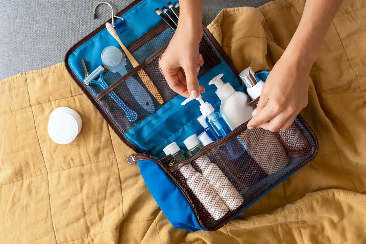 tasche mit Hygieneartikeln wird bepackt