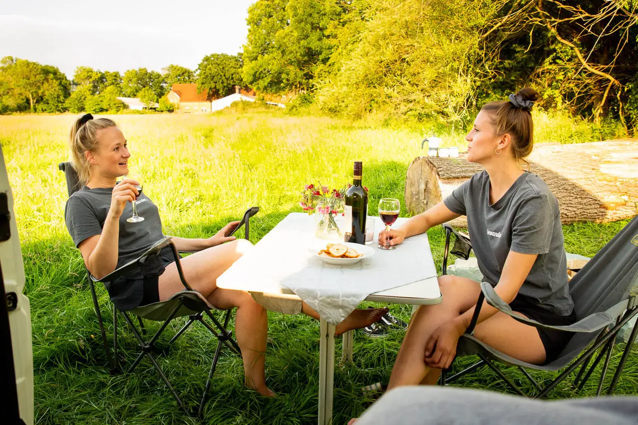 Zwei Camperinnen vor einer Wiese