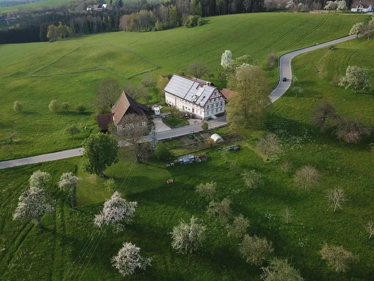 Drohnenaufnahme von einem VanSite Stellplatz im Linzgau