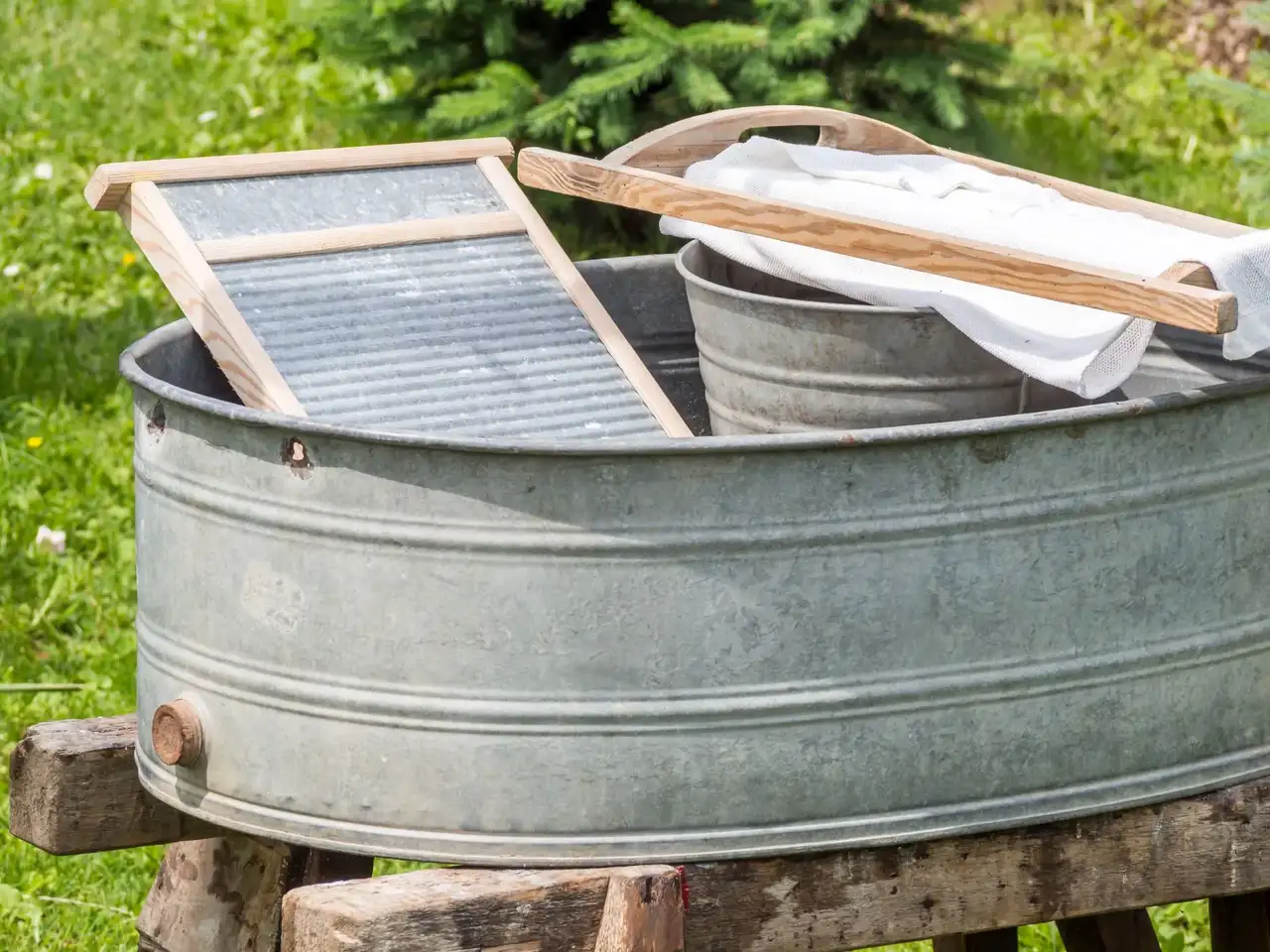 Wanne mit Waschbrett zum Waschen beim Camping