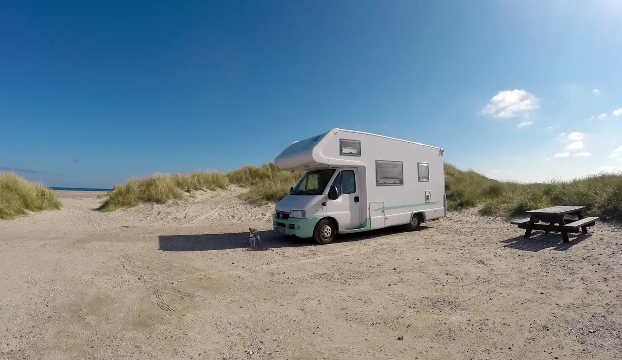 Wohnmobil steht am Strand in Dänemark