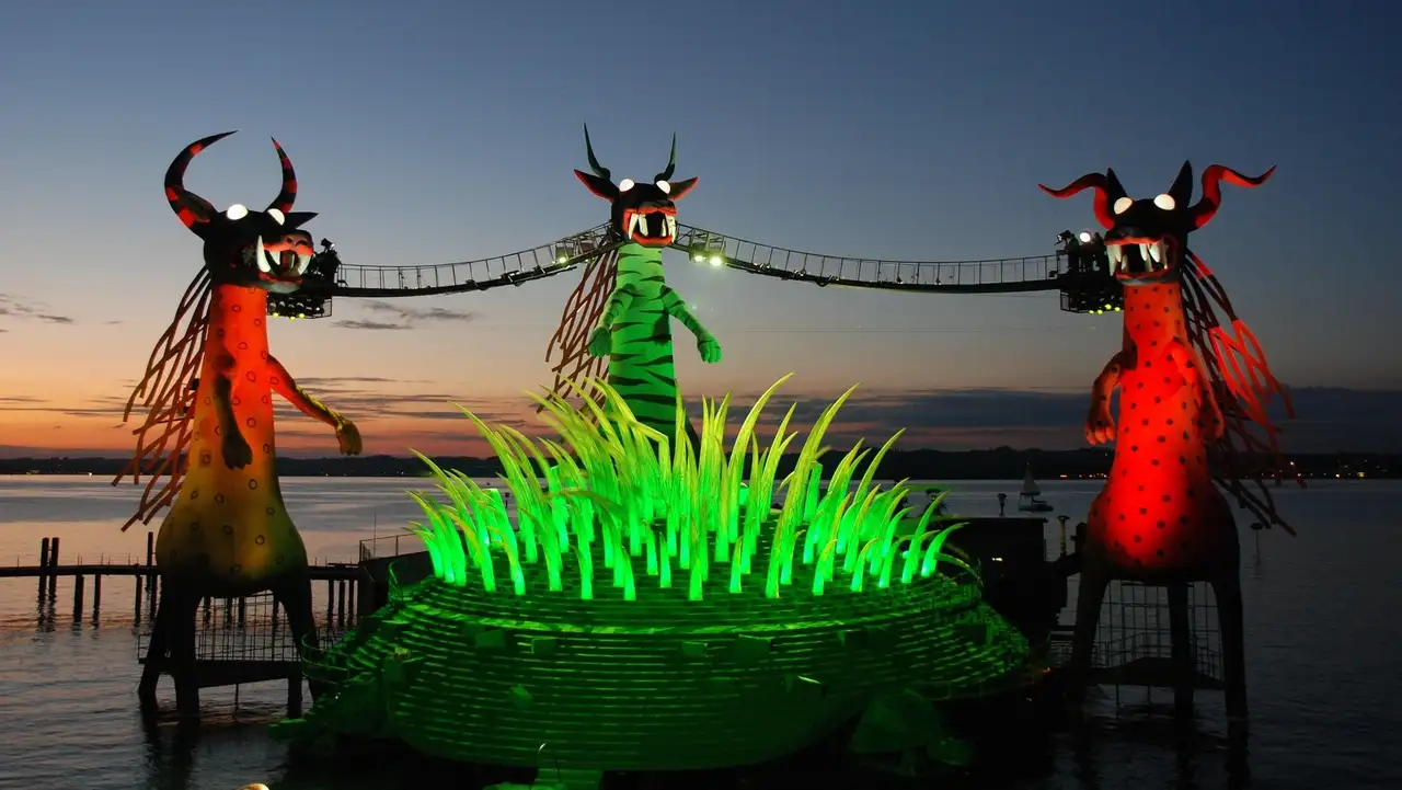 Figuren auf einer Bühne im Wasser in Bregenz