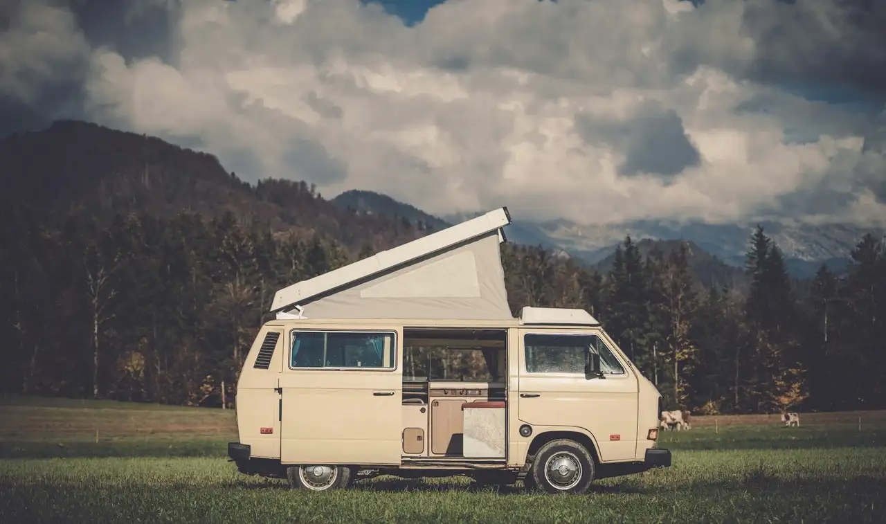 Weißer Van mitten in einer Landschaft