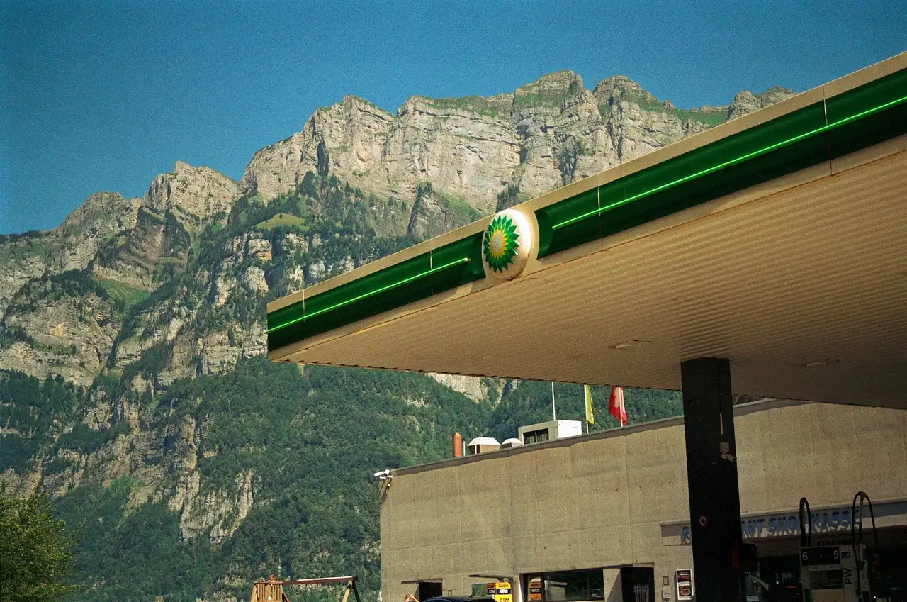 Tankstelle im Vordergrund, im Hintergrund Berge