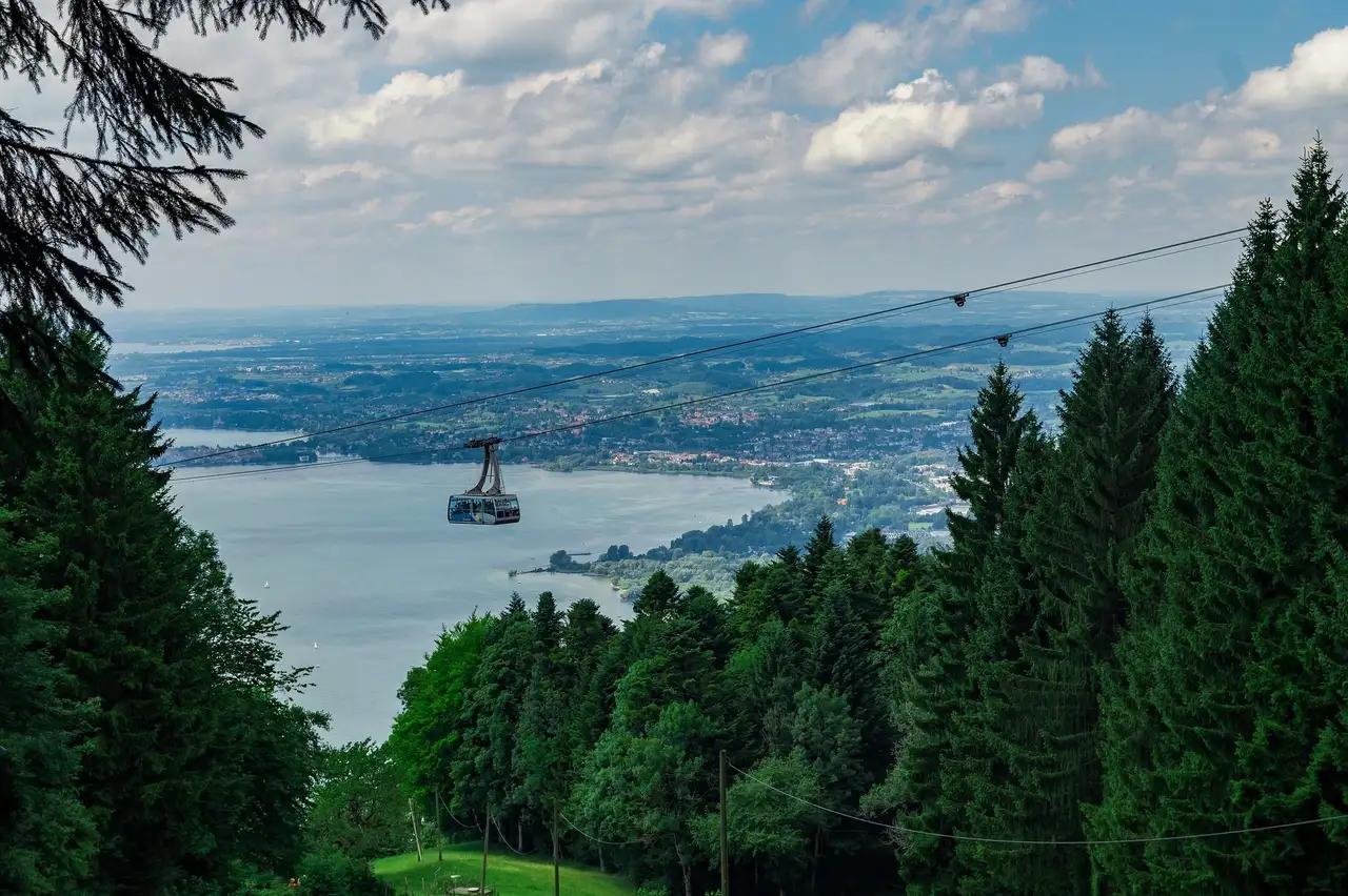 Seilbahn fährt hoch zum Pfänder, im Hintergrund sieht man den Bodensee