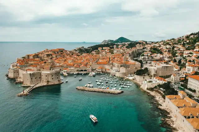 Blick auf Dubrovnik in Kroatien am Meer