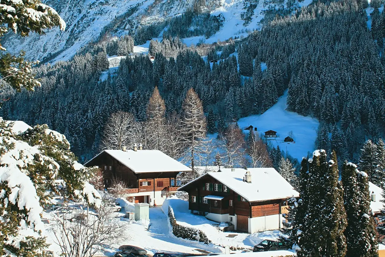 Zwei Hütten stehen im Schnee in den Bergen der Schweiz
