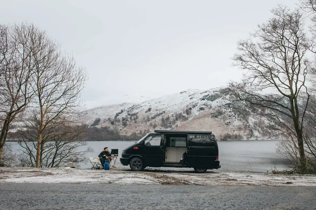 Camper und Wohnmobil in Winterlandschaft