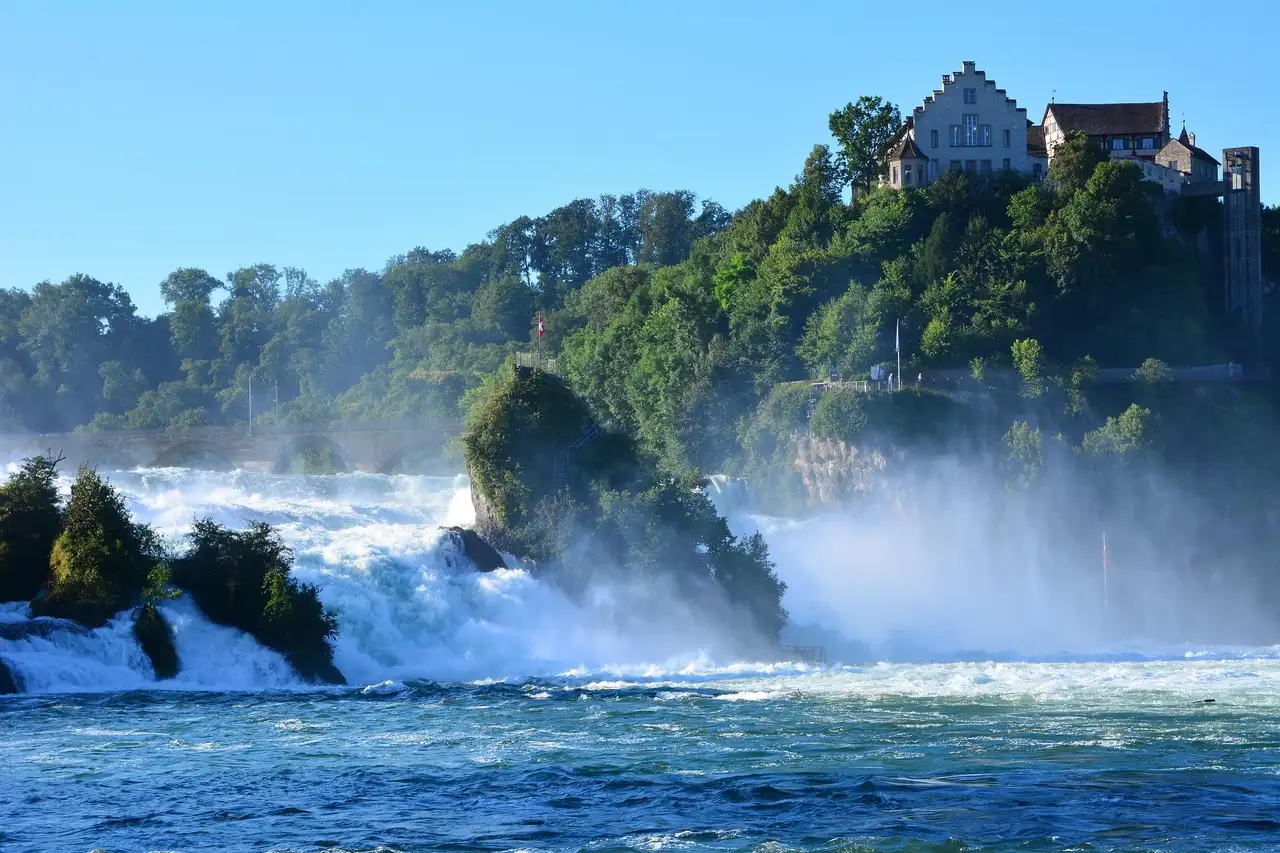 Blick auf Wasserfall in der Schweiz am Bodensee