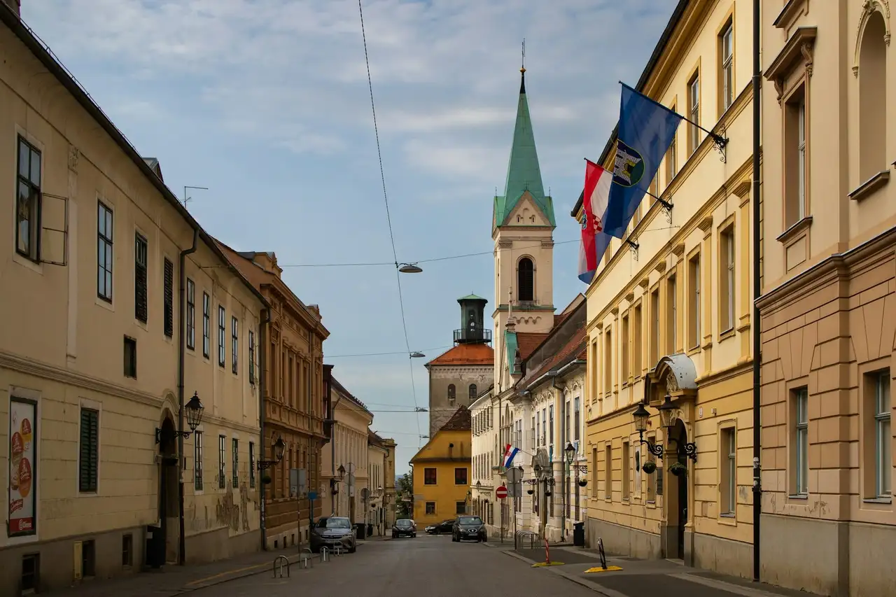 Bild von einer kroatischen Stadt mit Flaggen