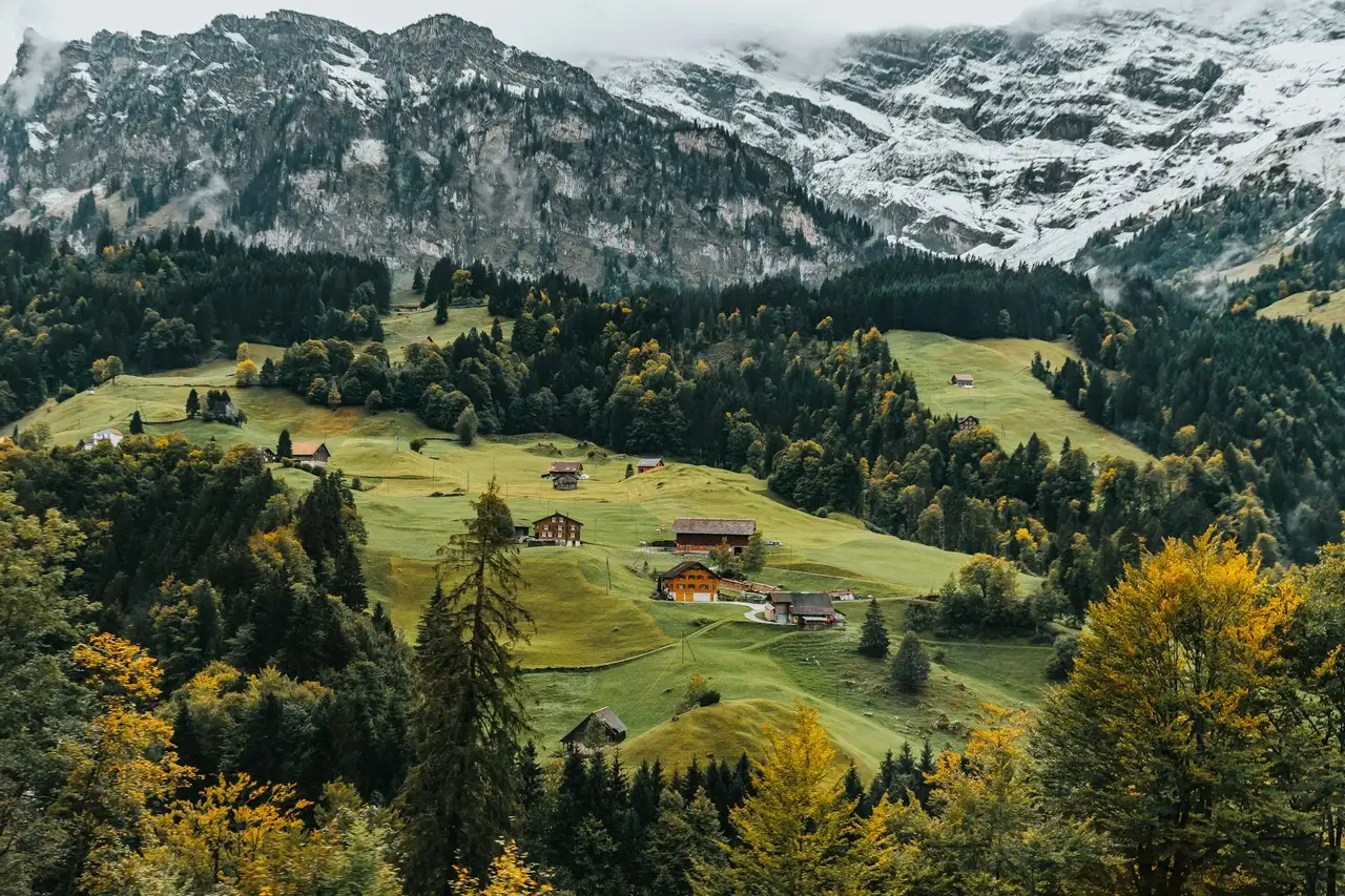 Blick auf einen Hügel mit kleinen Hütten