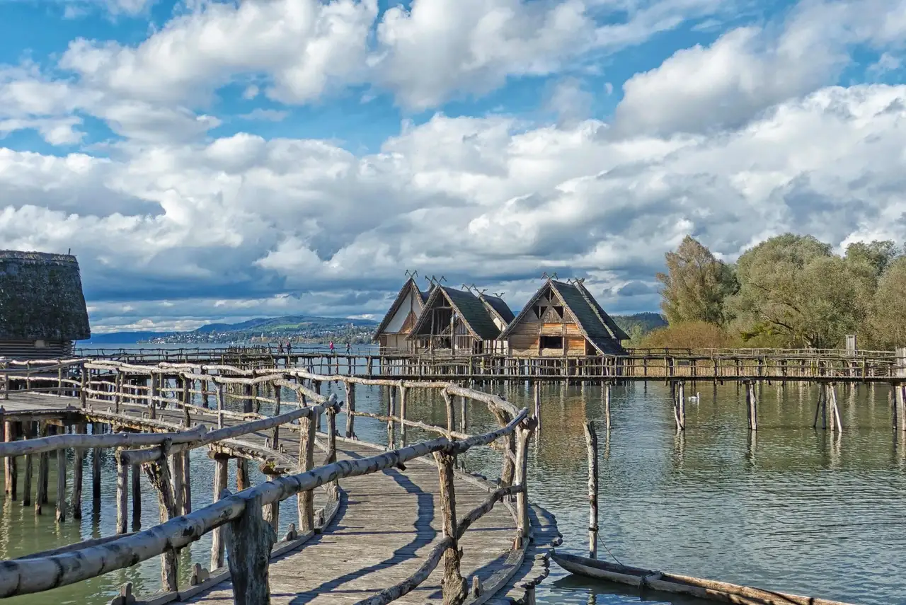 Pfahlbauten am Bodensee mit Brücken