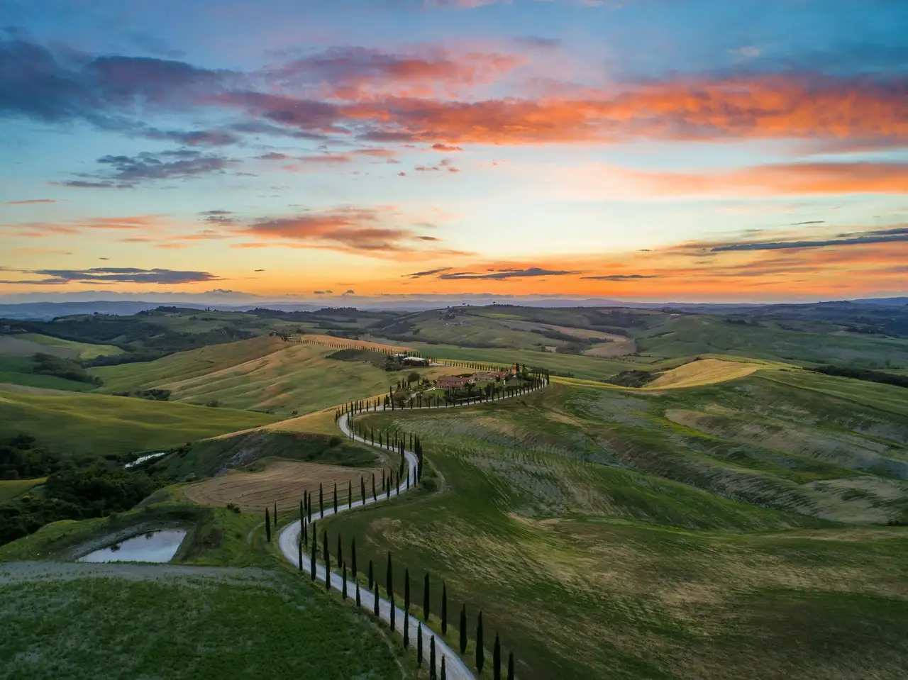 Hügellandschaft im Sonnenuntergang in der Toskana