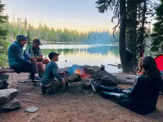 Familie am Lagerfeuer