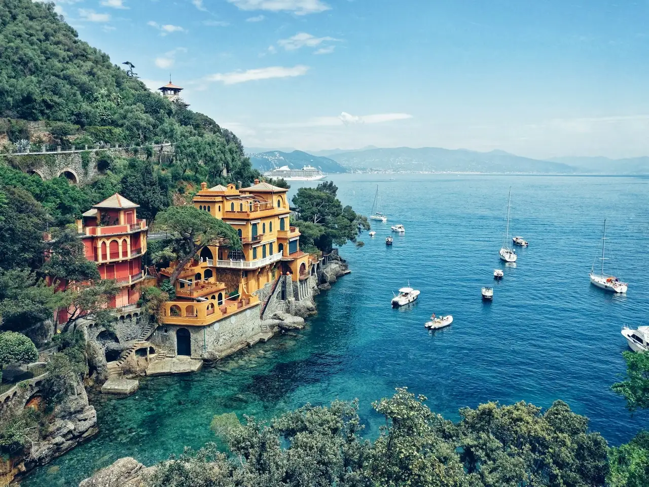 Bild von der Küste in Portofino, rechts Boote, link bunte Häuser