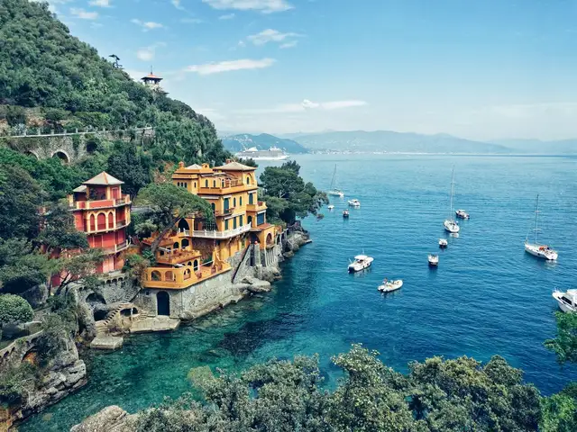 Bild von der Küste in Portofino, rechts Boote, link bunte Häuser