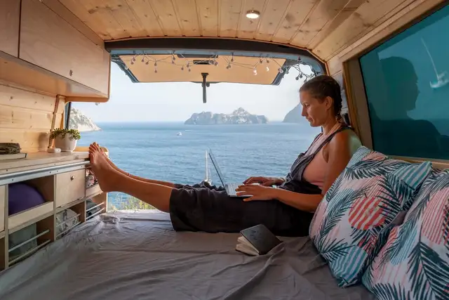 Frau im Wohnmobil in Italien am Meer