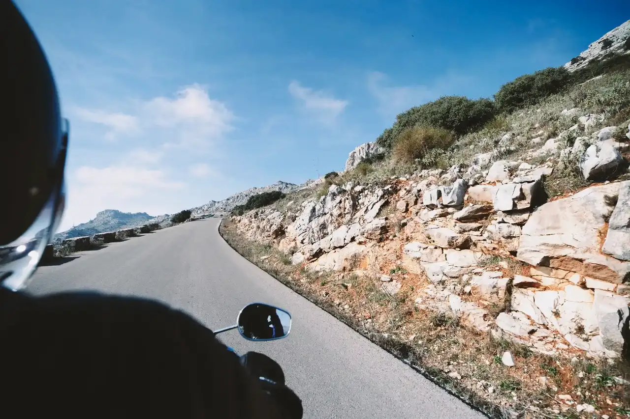 Motorrad auf mautpflichtiger Straße in Italien