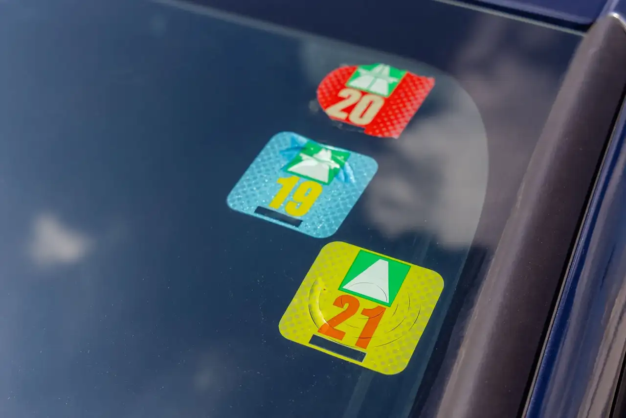 Vignetten von den Jahren 2019, 2020 und 2021 kleben in der Windschutzscheibe eines Autos