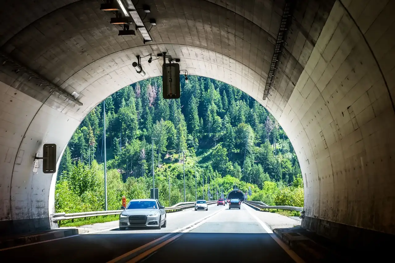 Autos fahren auf einer Straße durch Tunnel in der Schweiz