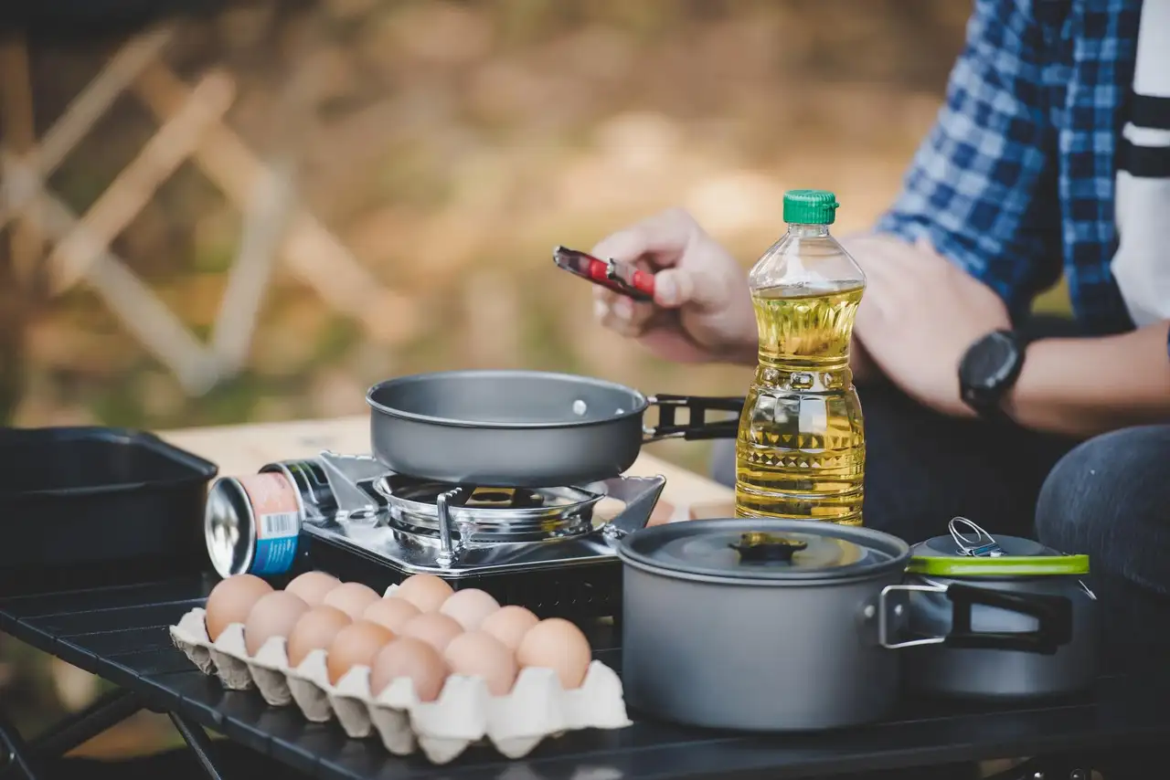 Campinggeschirr steht auf einem Campingtisch