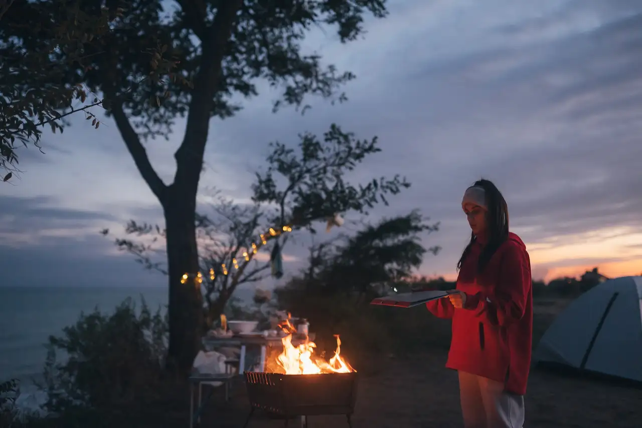 Lagerfeuer auf einem Zeltplatz in Schweden