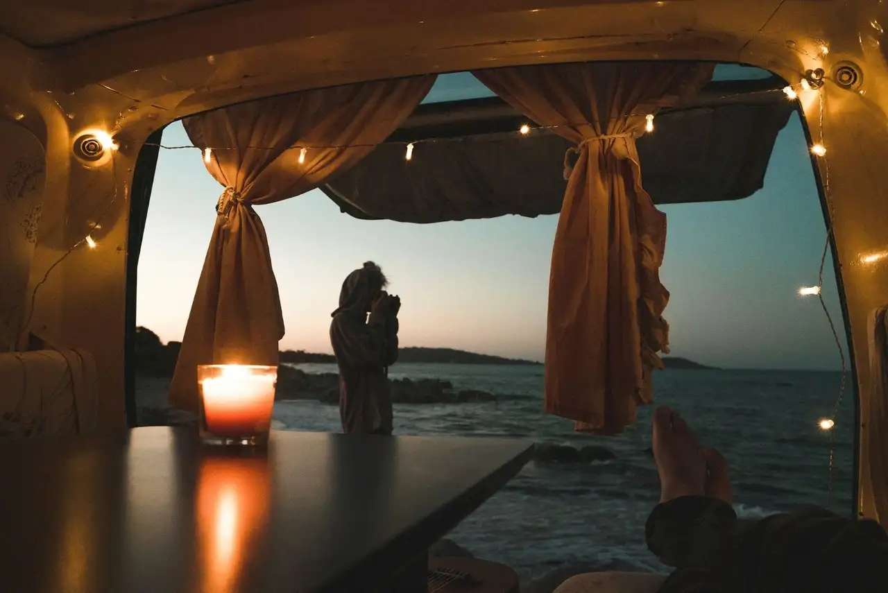 Ausblick auf das Meer aus dem Van mit Lichterkette