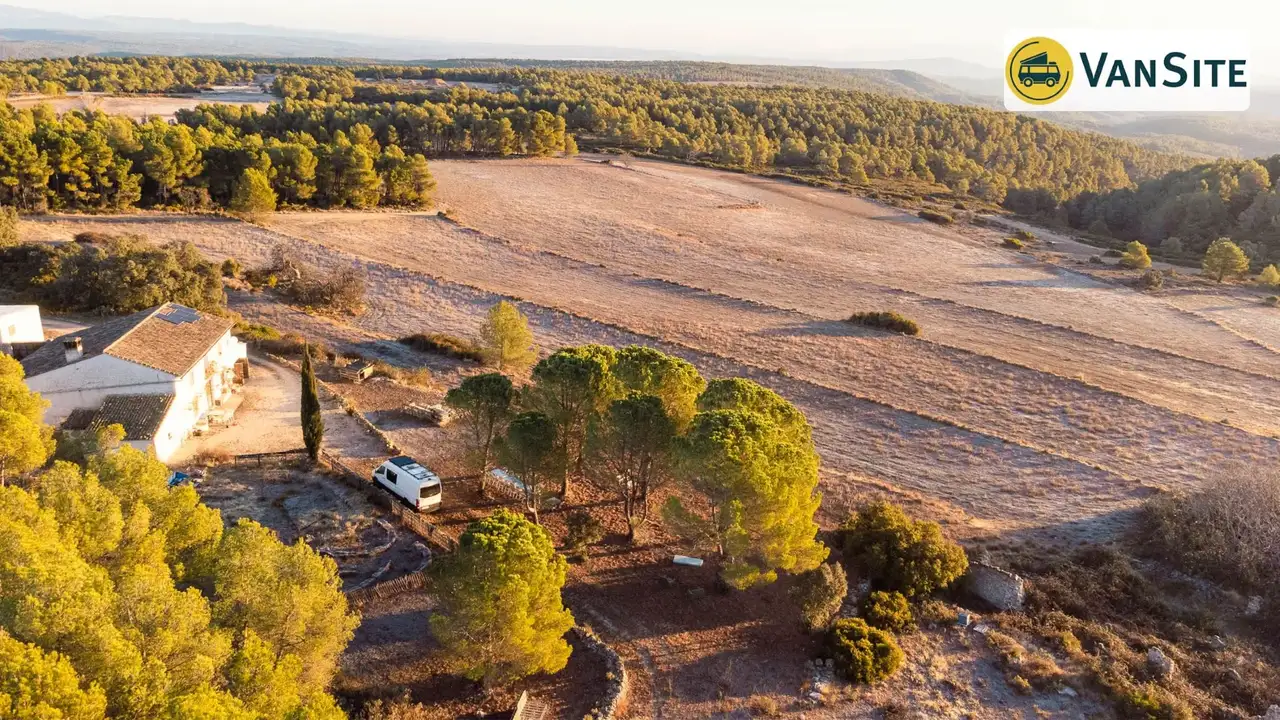 Weißer Van steht vor dem Gelände einer Finca in der Nähe Valencias