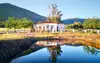 Haus steht hinter Stausee in Andalusien