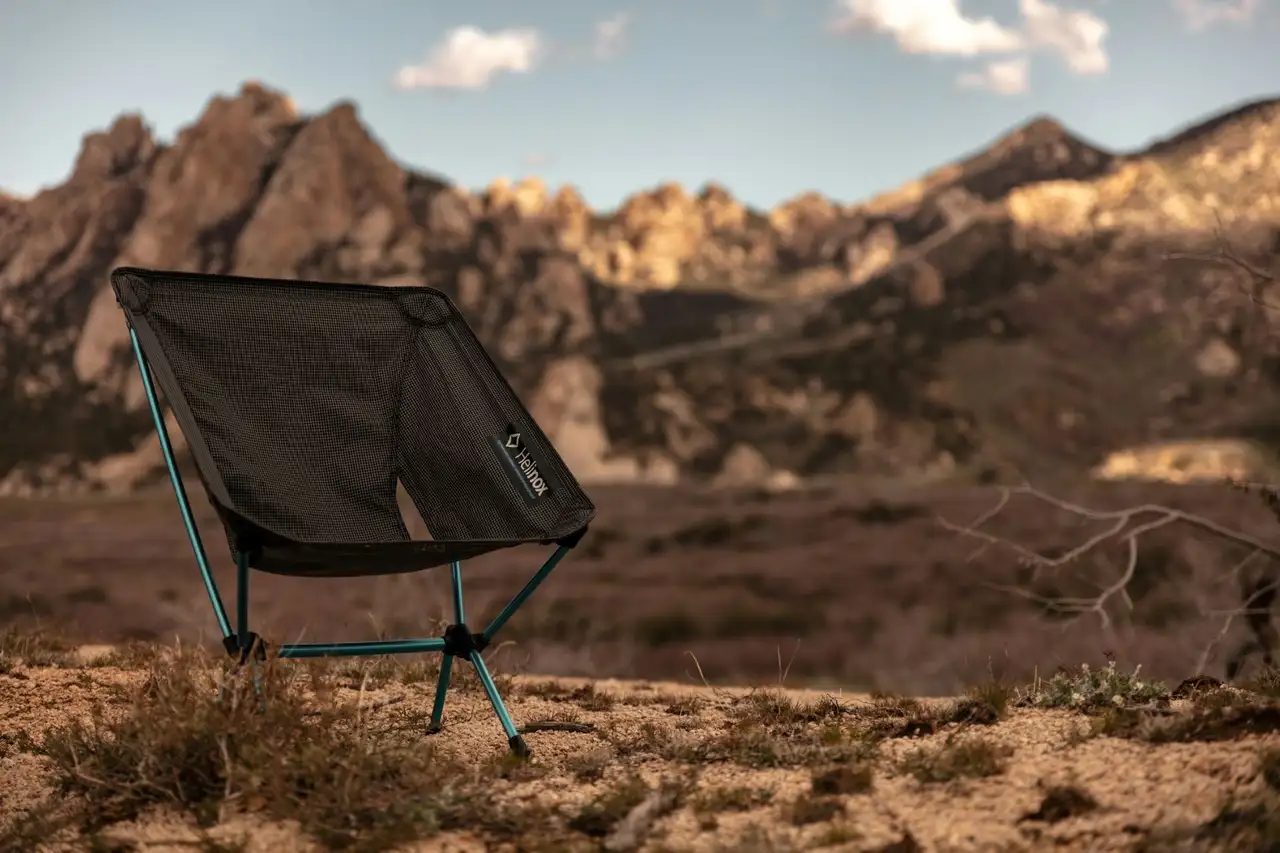 Stuhl für das Camping steht in Natur