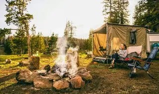 Frau am Lagerfeuer