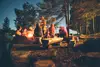 Freunde sitzen gemeinsam am Lagerfeuer