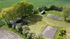 Van steht auf einem Feld