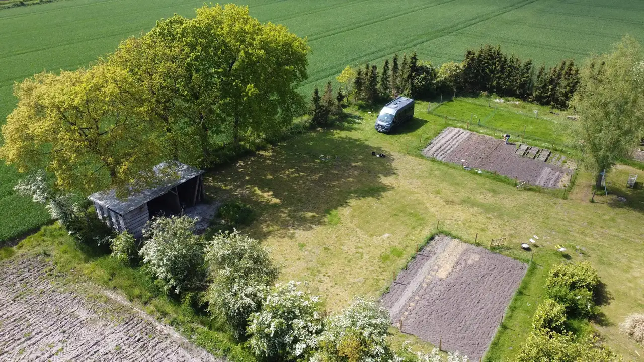 Van steht auf einem Feld