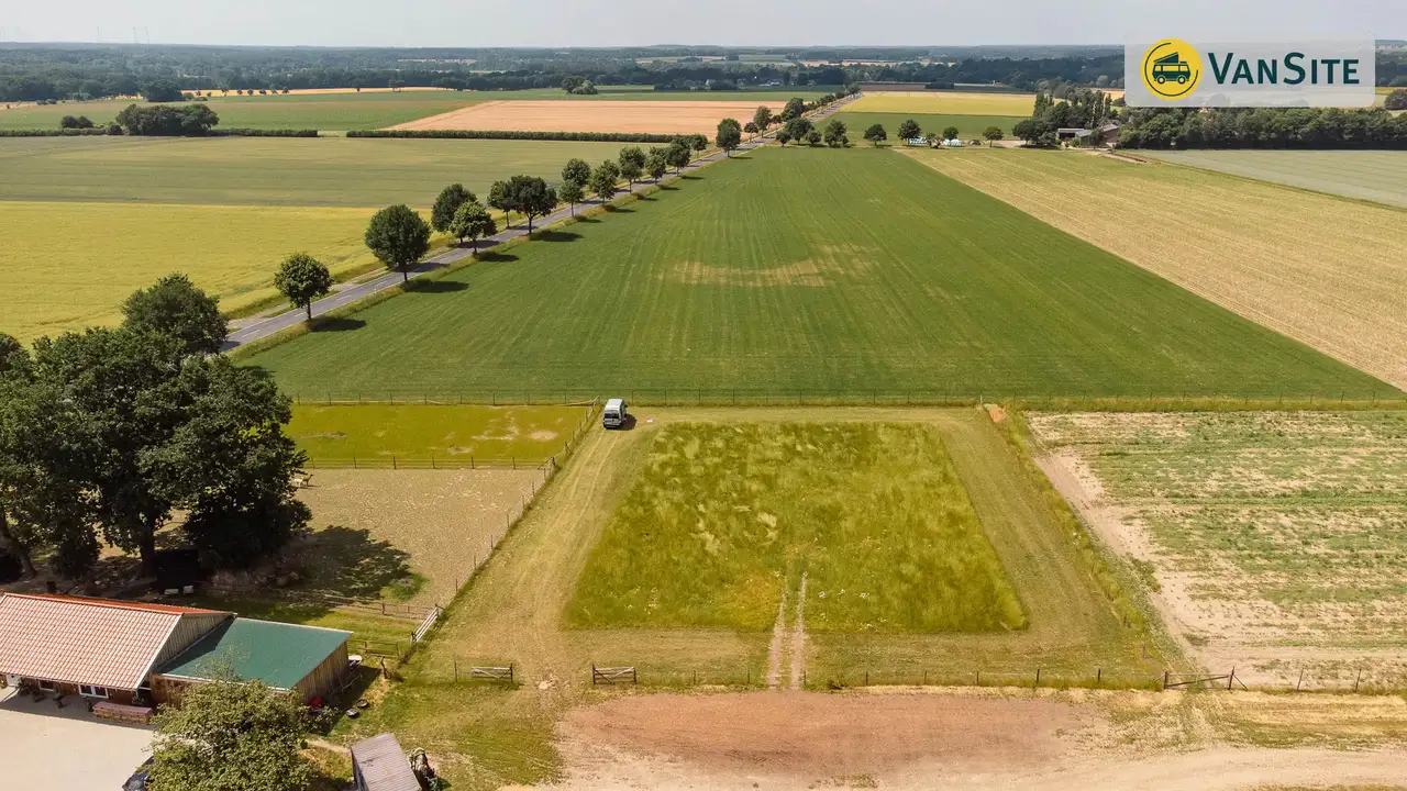 Camping Bus steht auf großem Feld in der Mitte
