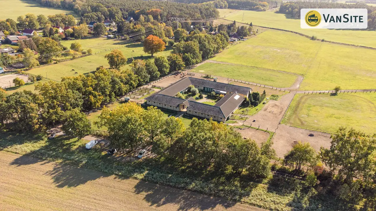 Vogelperspektive Pferdehof und Wiesen und Bäume