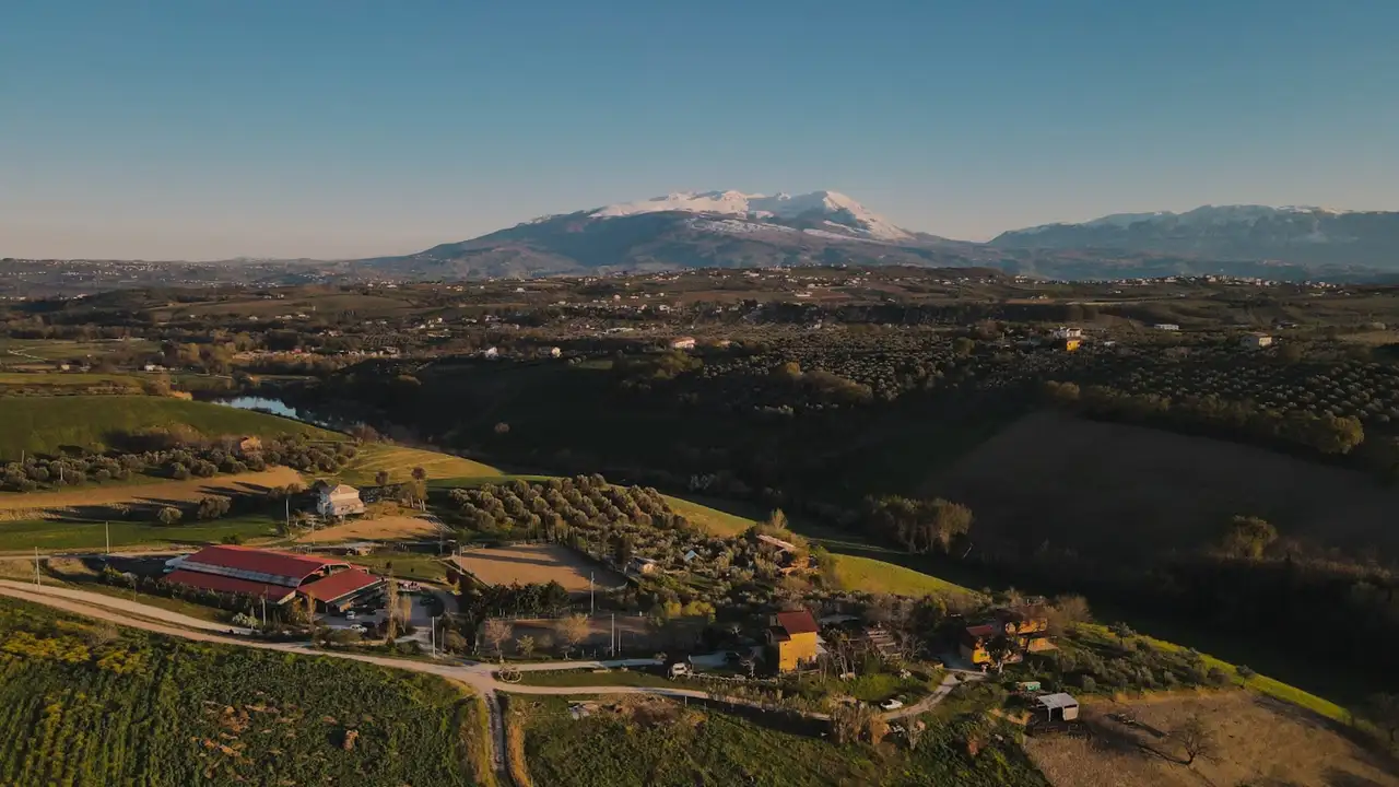 Weite Aussicht über die Landschaft eines Stellplatzes in Italien, im Hintergrund Hügel