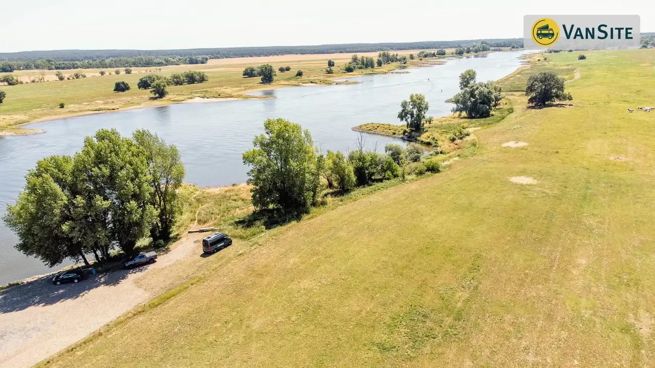 Van steht auf einem Campingplatz direkt am Fluss an der Elbe alleine