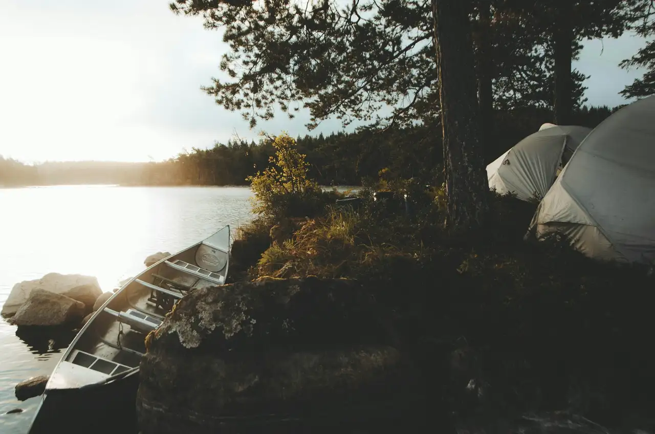 Kajak am Ufer in Schweden