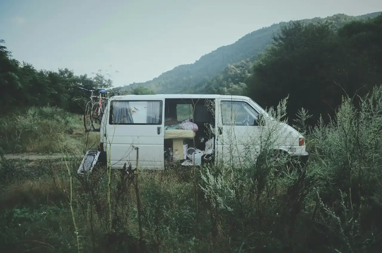Gebrauchter Campervan mit Fahrradträger in der Natur