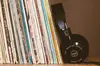 Schallplatten und Kopfhörer im Regal.