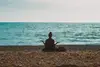 Meditierende Frau am Meer.