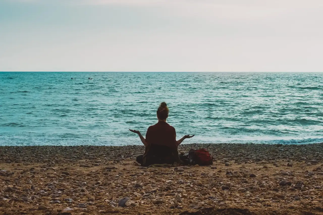 Meditierende Frau am Meer.