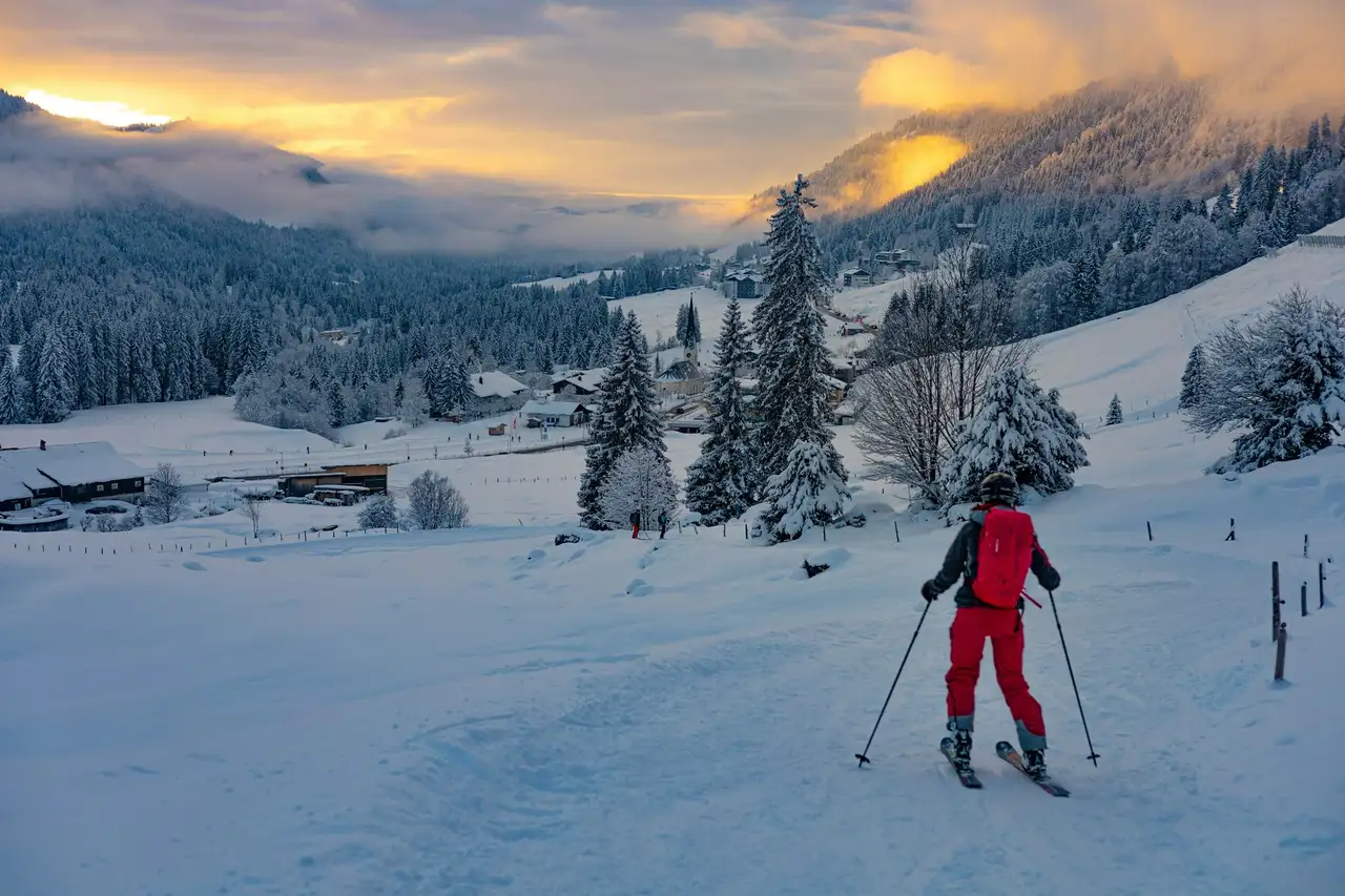 Skifahrer in den Allgäuer Alpen bei Sonnenuntergang