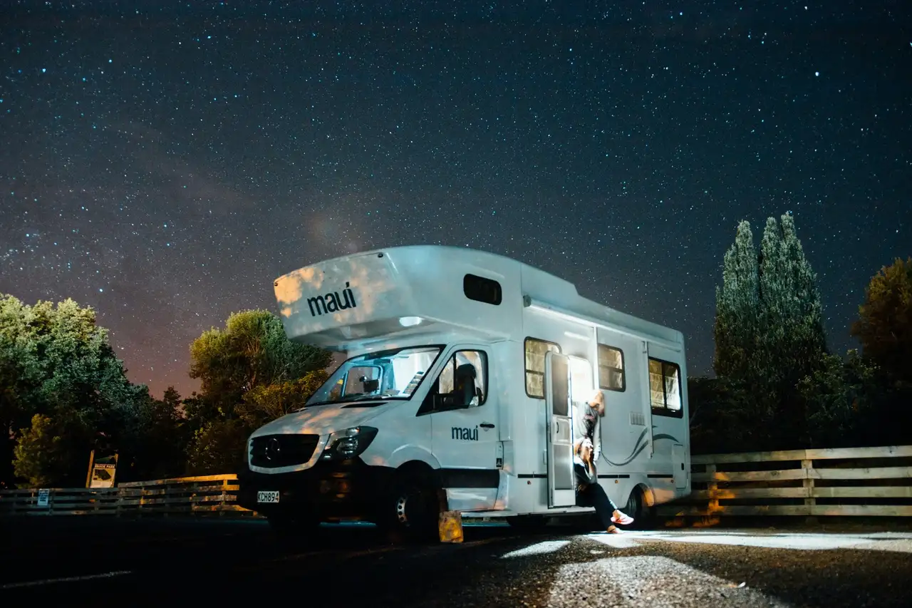 Beleuchtetes Wohnmobil autark mit 200 Ah Batterie frei unterm Sternenhimmel